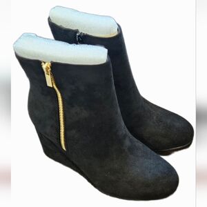 NWT SIDE ZIP WEDGE BLACK SUEDE BOOTIES SIZE 8.5M!